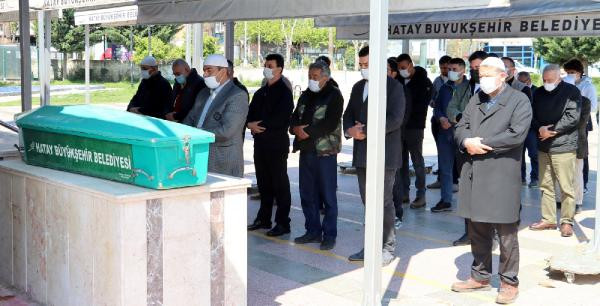 Evinde ölü bulunan genç kadın toprağa verildi - Resim : 1