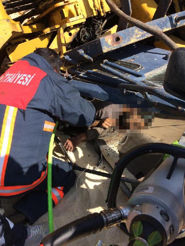 Kullandığı kepçenin altında kaldı - Resim : 1