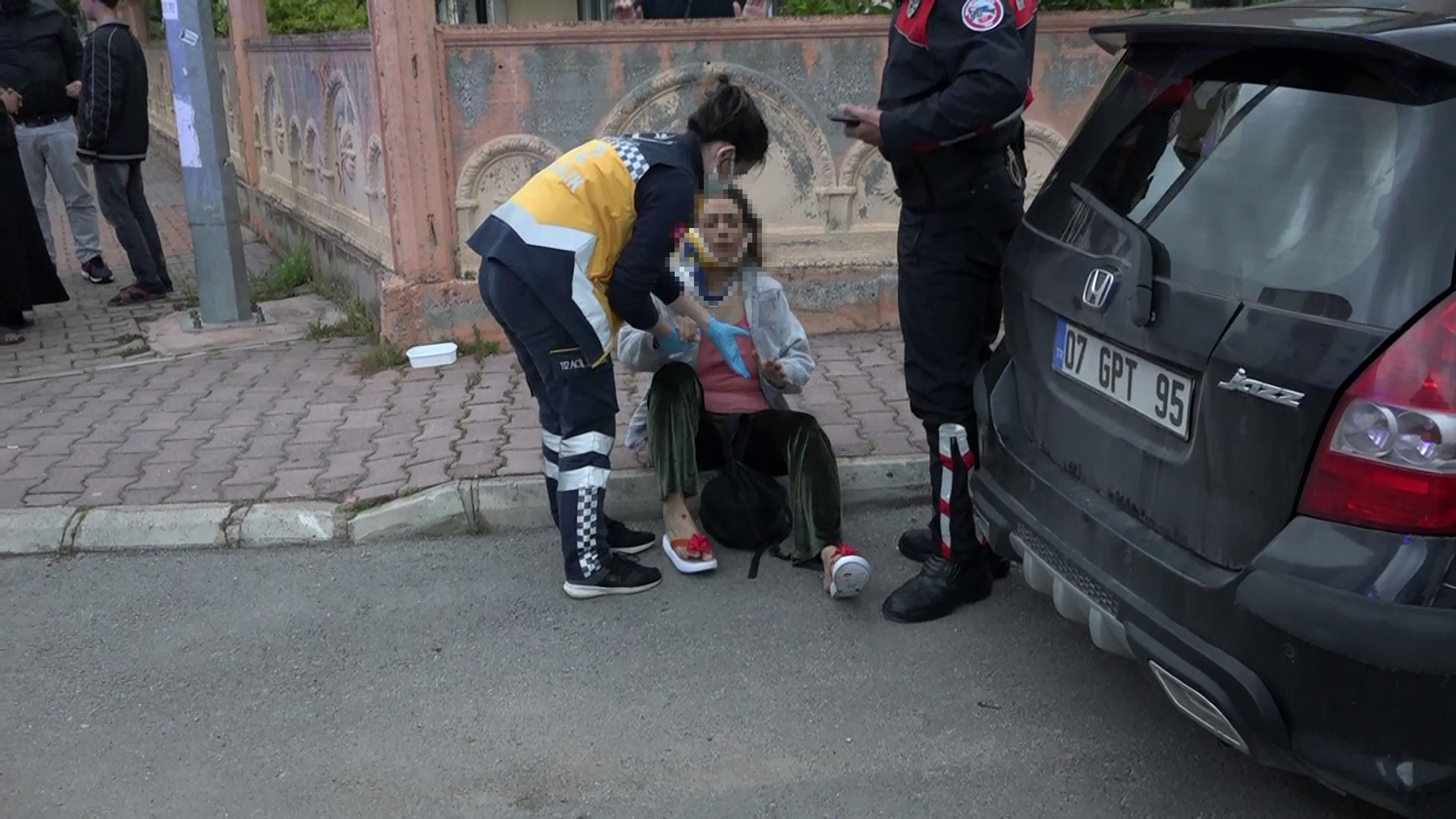 Hep beraber eğlenceye oturdular. Annesi balkon kapısını açınca olanlar oldu - Resim : 1