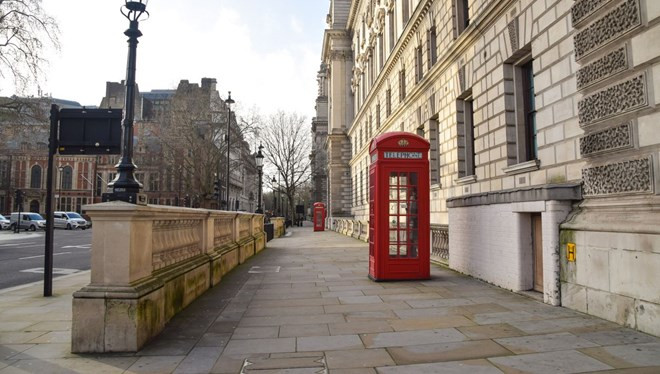 İngiltere'de 70 yaş üstü korona vaka sayılarında büyük değişim. Aylar sonra aşıyla başardılar - Resim : 1