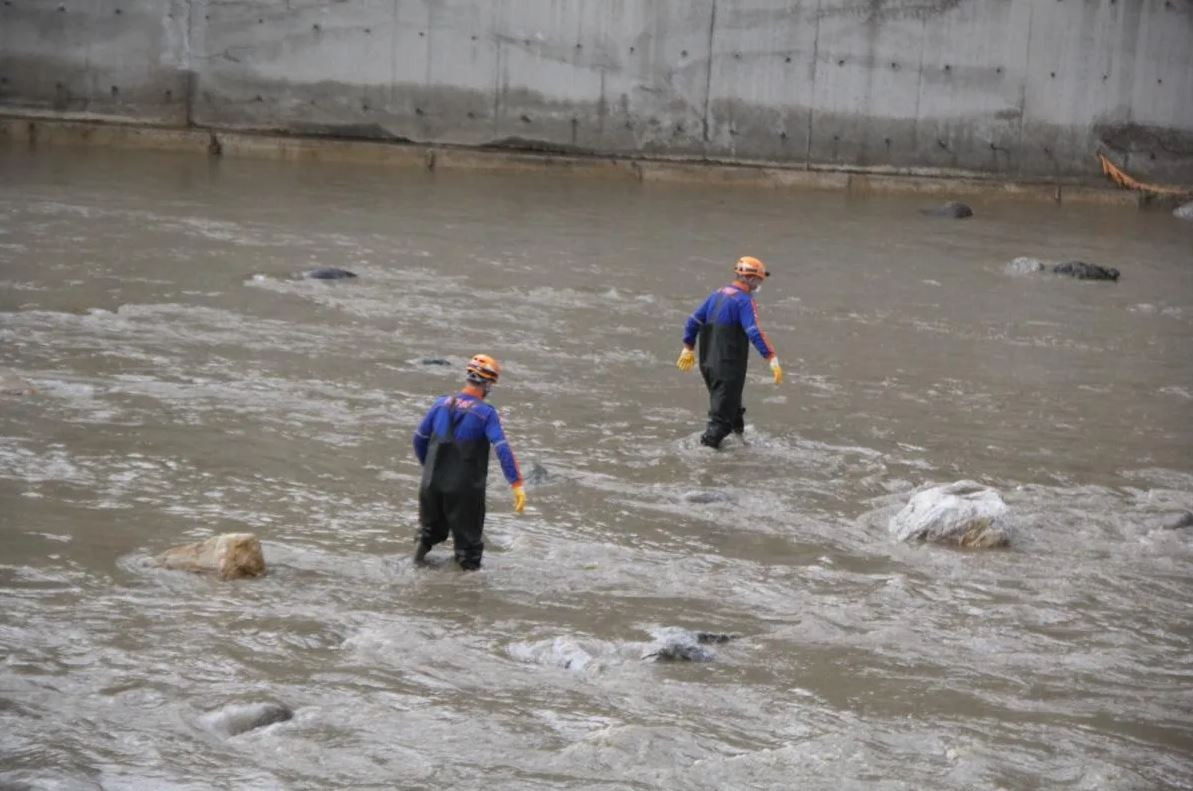 Hidroelektrik santralinden su tahliyesi yapan 4 işçi suya kapıldı - Resim : 1