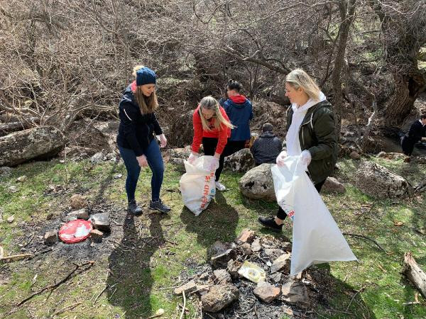 Yürüyüş yolundan 10 torba çöp topladılar - Resim : 2