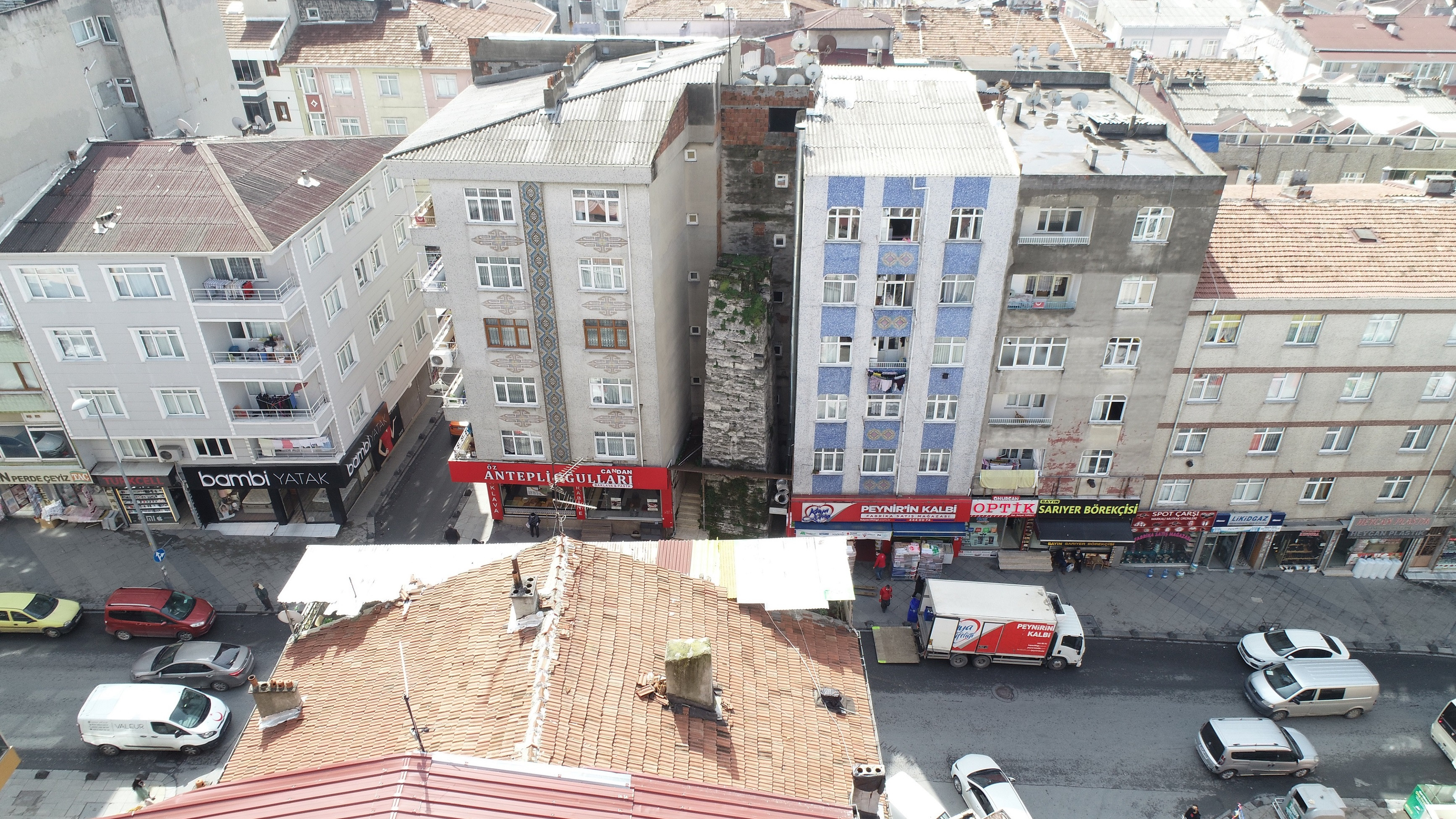 Esenler'de peynirci ile tatlıcı arasına sıkışan tarih - Resim : 9