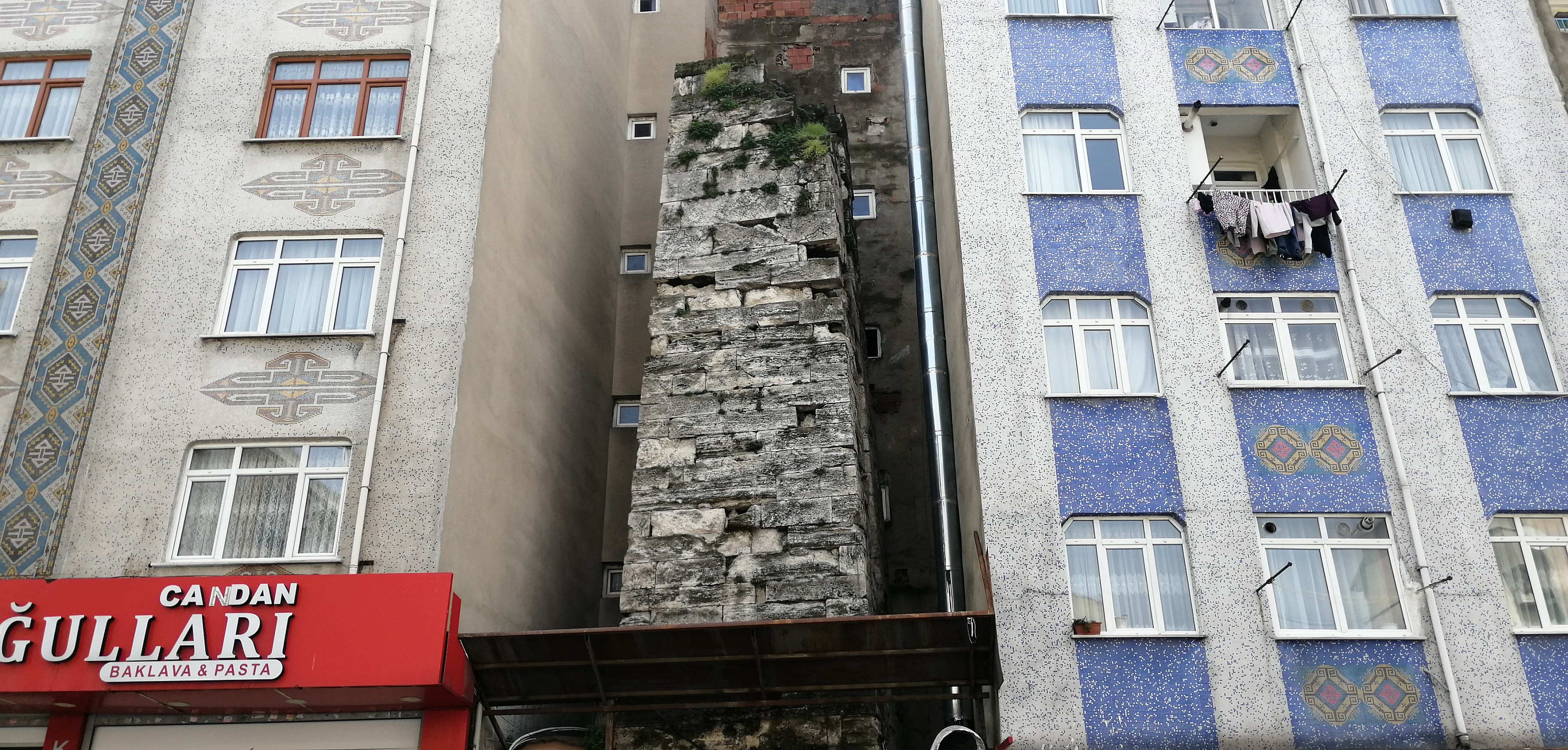 Esenler'de peynirci ile tatlıcı arasına sıkışan tarih - Resim : 3