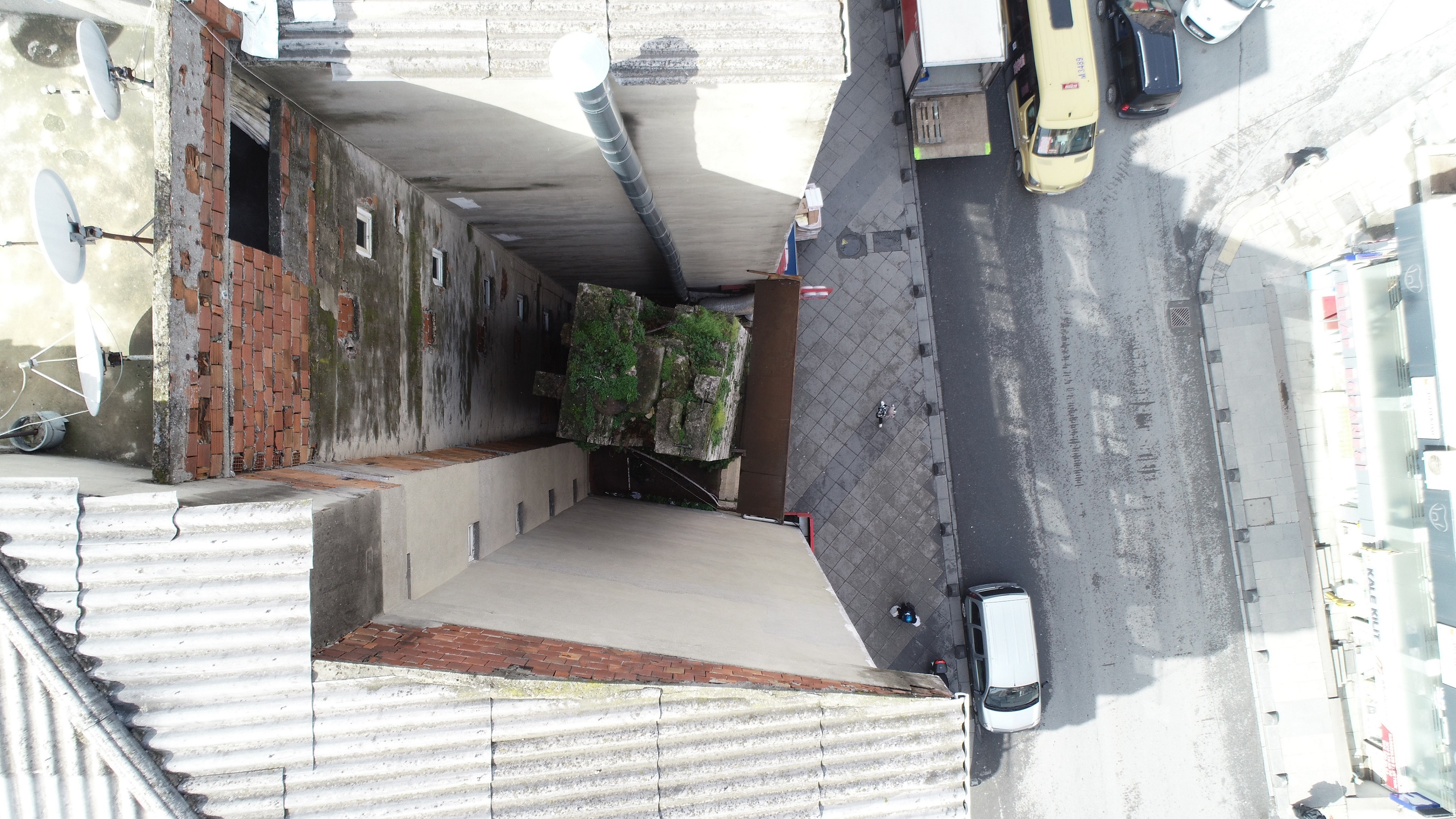 Esenler'de peynirci ile tatlıcı arasına sıkışan tarih - Resim : 4