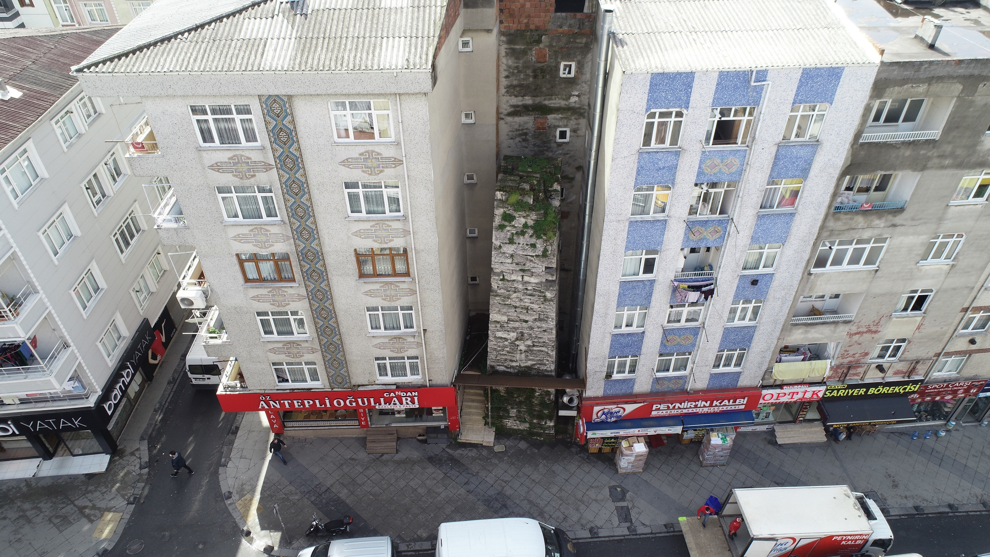 Esenler'de peynirci ile tatlıcı arasına sıkışan tarih - Resim : 5