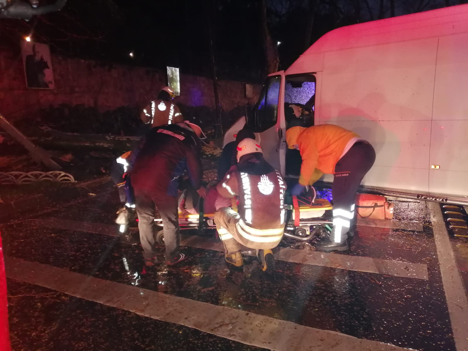 Hızlı şoför, direğe çarpıp ağacı devirdi - Resim : 7