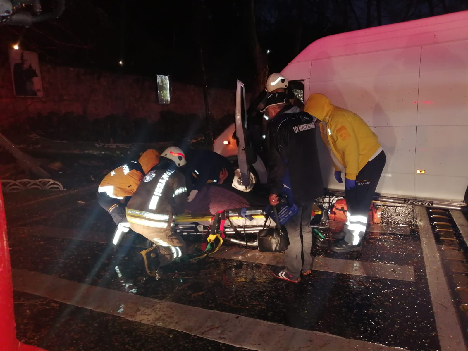 Hızlı şoför, direğe çarpıp ağacı devirdi - Resim : 5