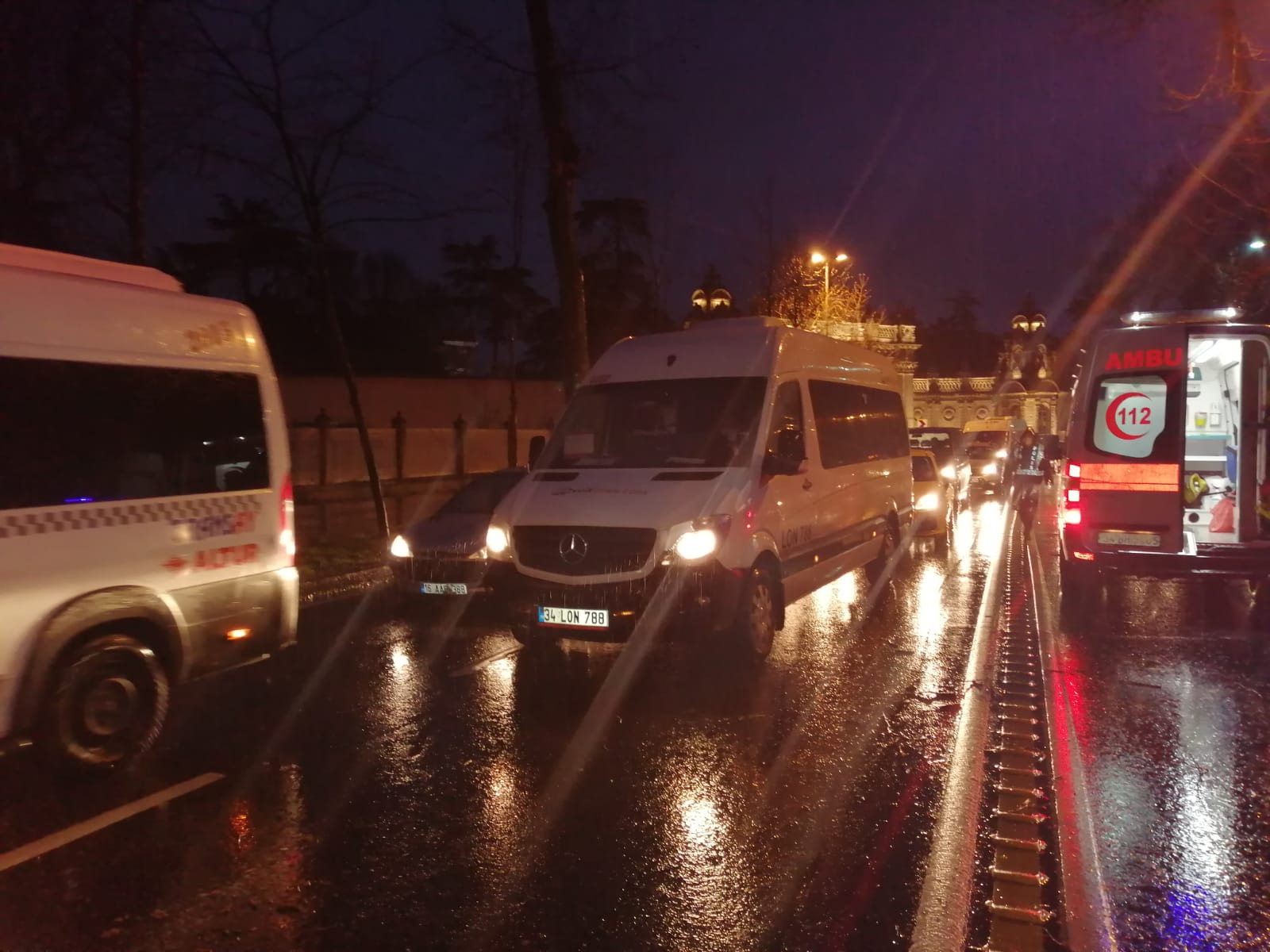 Hızlı şoför, direğe çarpıp ağacı devirdi - Resim : 3