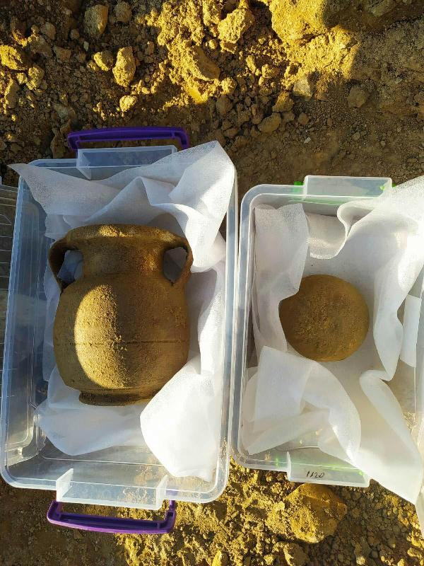 İçinden neler çıktı neler. Tarlayı süren çiftçinin pulluğuna takıldı - Resim : 2