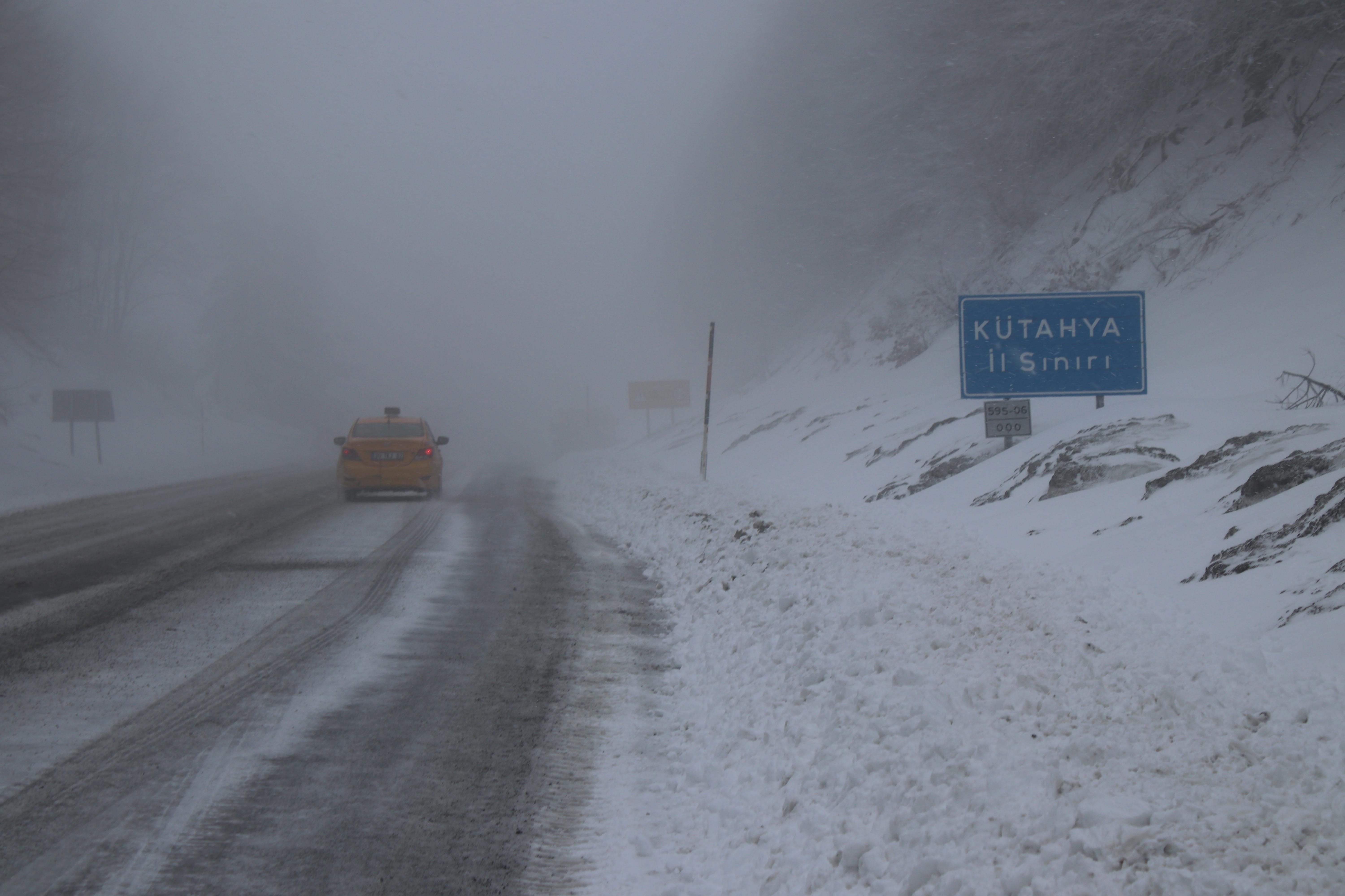 Domaniç'te kar yağışı ulaşımı felç etti - Resim : 2