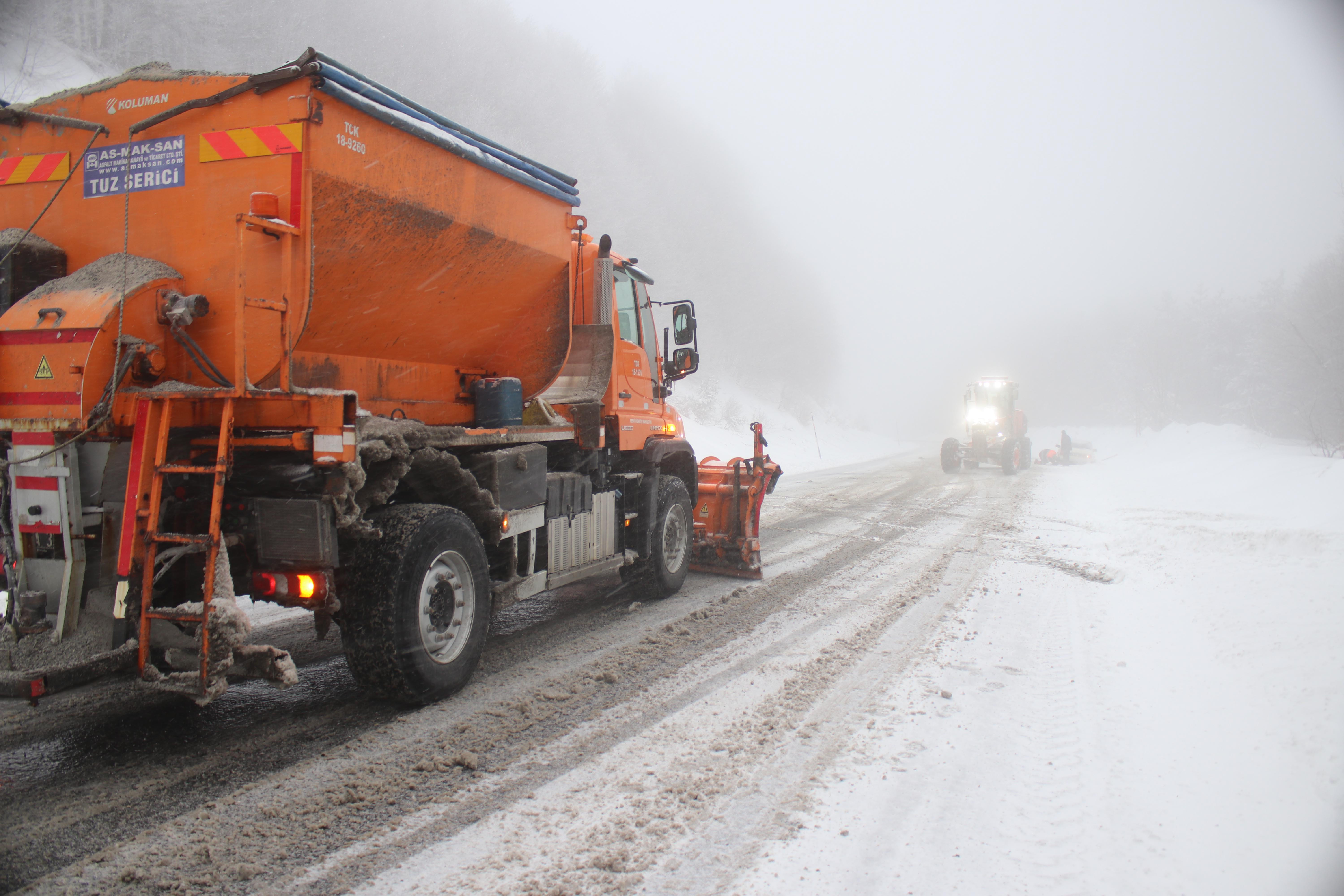 Domaniç'te kar yağışı ulaşımı felç etti - Resim : 1