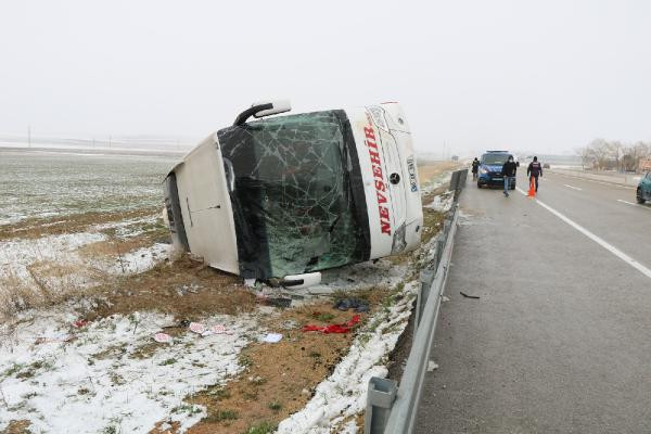Yolcu otobüsü devrildi: Çok sayıda yaralı var (10 Nisan 2021) - Resim : 1
