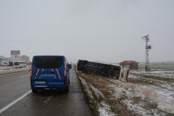 Yolcu otobüsü devrildi: Çok sayıda yaralı var (10 Nisan 2021) - Resim : 2