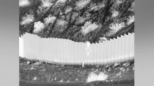 4.5 Metrelik duvardan 2 çocuğu aşağı attılar. Amaçları ortaya çıktı - Resim : 1