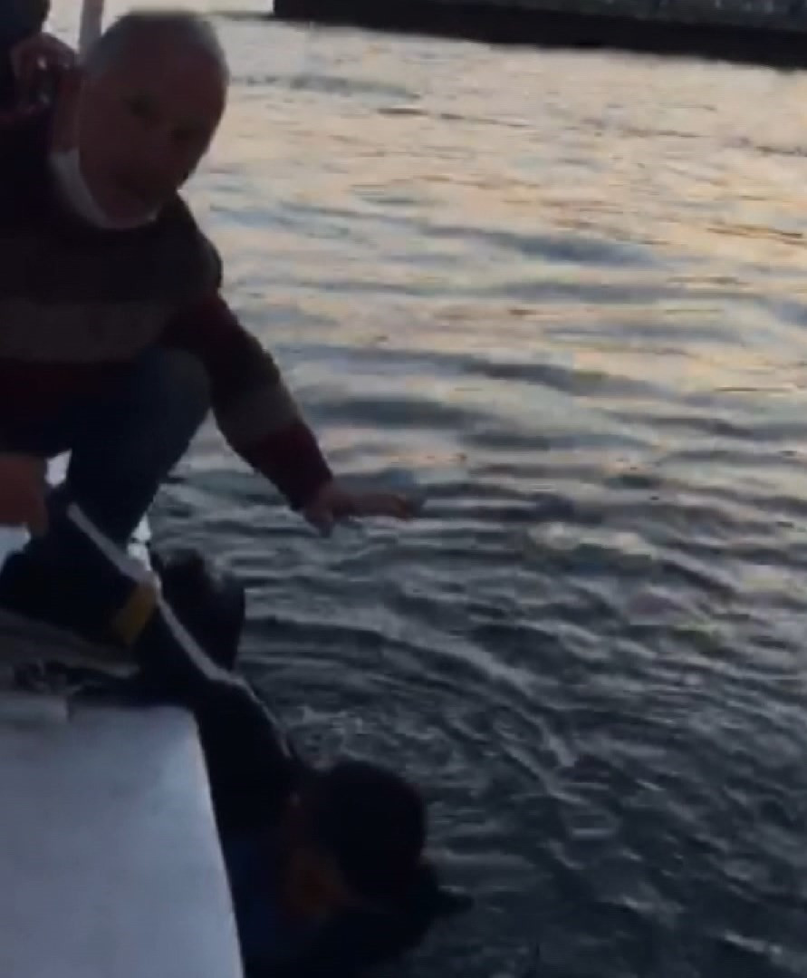 Haliç'e atlayan genci yolcu teknesi kaptanı kurtardı ı - Resim : 1