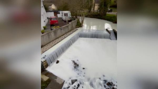 Nehir bembeyaz akınca görenler şaşkına döndü. İnsanlar koşa koşa bakmaya geldi - Resim : 2