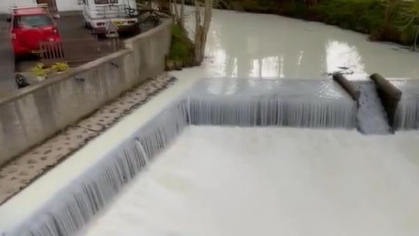 Nehir bembeyaz akınca görenler şaşkına döndü. İnsanlar koşa koşa bakmaya geldi - Resim : 3