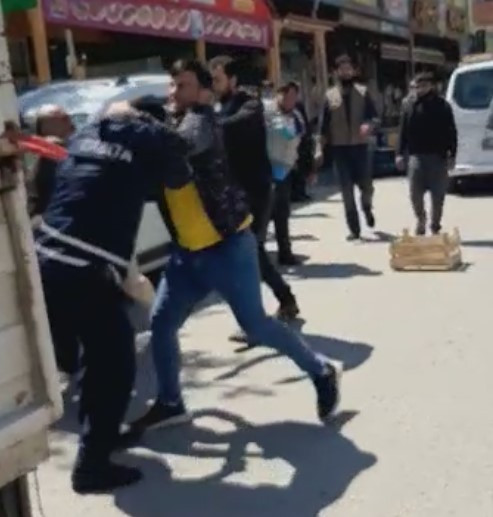 Seyyar satıcı ve zabıtalar birbirine girdi - Resim : 3