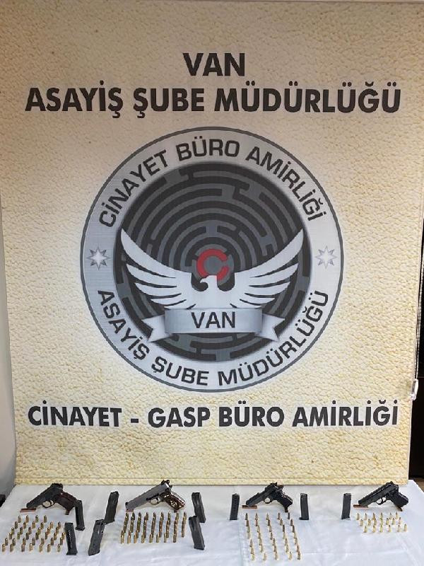 4 kişinin yaralandığı aile kavgasının firari şüphelileri silahlarla yakalandı - Resim : 1