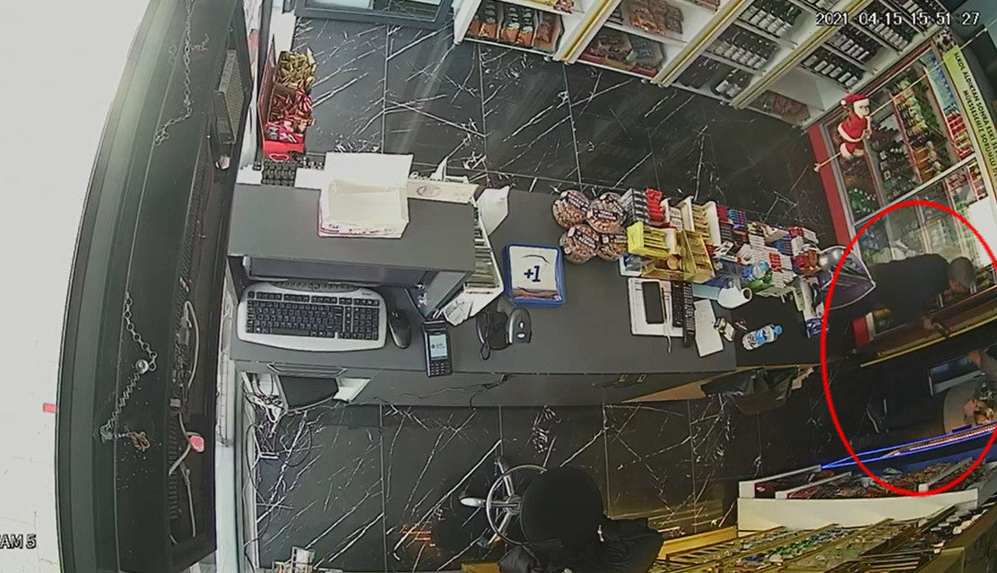 Oğluna sinirlendi olanlar marketin kasiyerine neden oldu - Resim : 1