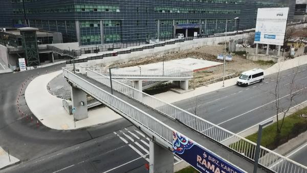 Yayalar ve engelliler için yapıldı motorcular işgal etti. Kendini böyle savundu ''Yapacak bir şey yok'' - Resim : 2