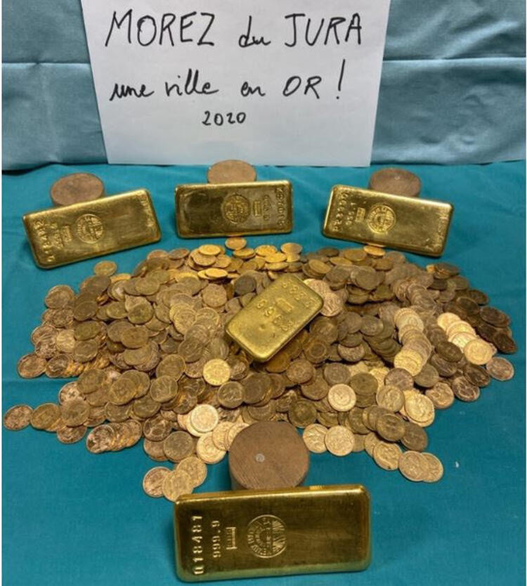 Satın alınan evin her yerinden hazine çıktı. Kavanozların içi bile doluydu - Resim : 1