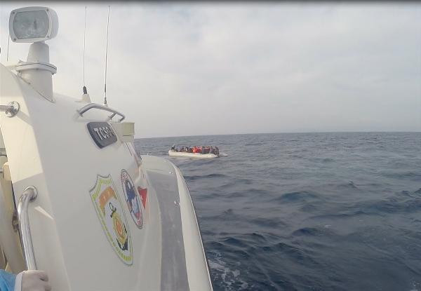 Ayvacık açıklarında 54 kaçak göçmen kurtarıldı - Resim : 1