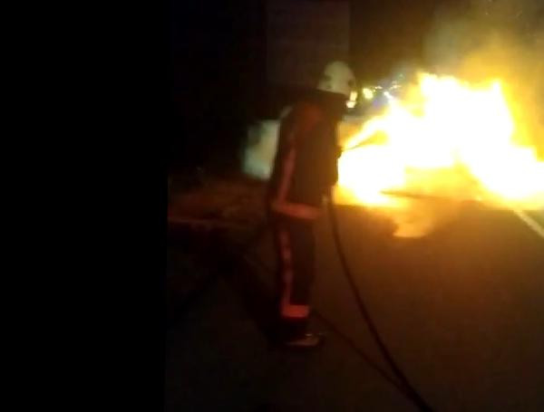 Seyir halindeki araba bir anda cayır cayır yandı - Resim : 1