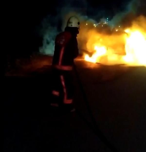 Seyir halindeki araba bir anda cayır cayır yandı - Resim : 2