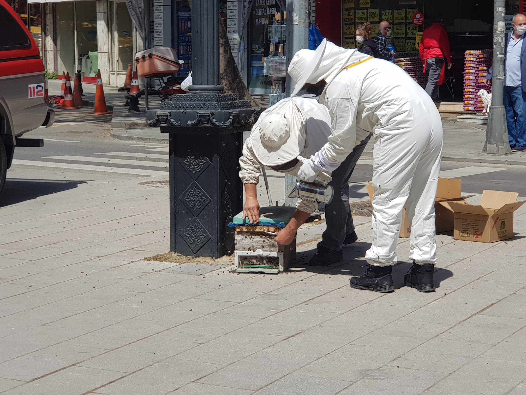 Saat kulesini istila eden arılar görenleri tedirgin etti - Resim : 2