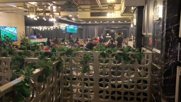 Sokağa çıkma yasağında nargile kafede skandal görüntüler. Arka kapıdan kaçtıkları anları sosyal medyadan paylaştılar - Resim : 3