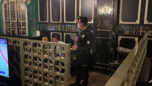 Sokağa çıkma yasağında nargile kafede skandal görüntüler. Arka kapıdan kaçtıkları anları sosyal medyadan paylaştılar - Resim : 4