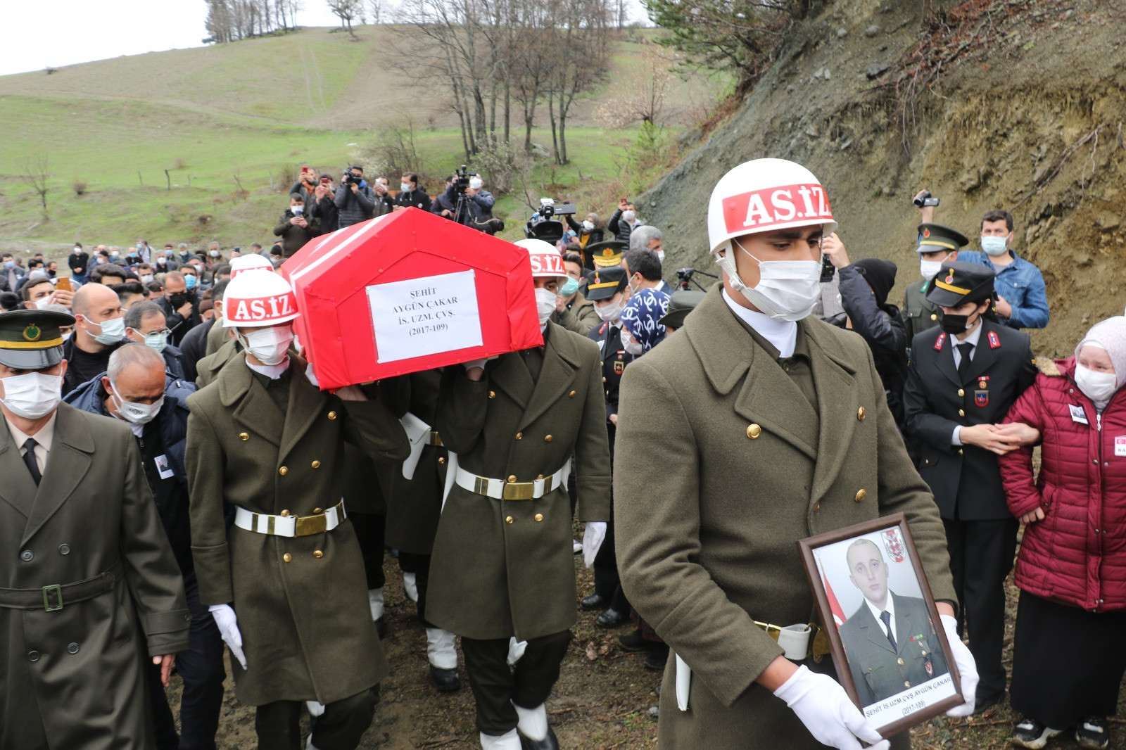 Şehit Uzman Çavuş Aygün Çakar son yolculuğuna uğurlandı - Resim : 14