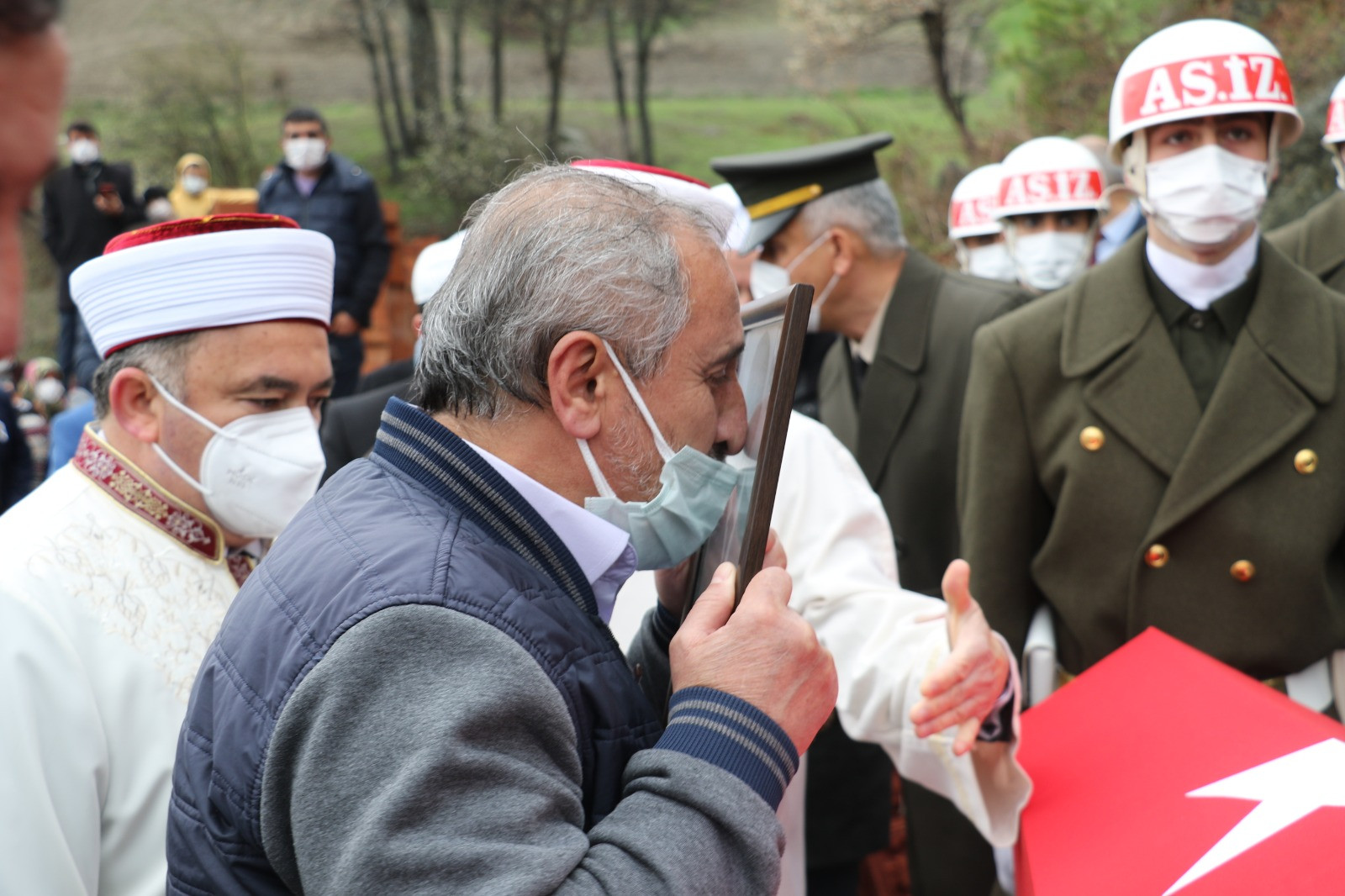 Şehit Uzman Çavuş Aygün Çakar son yolculuğuna uğurlandı - Resim : 8