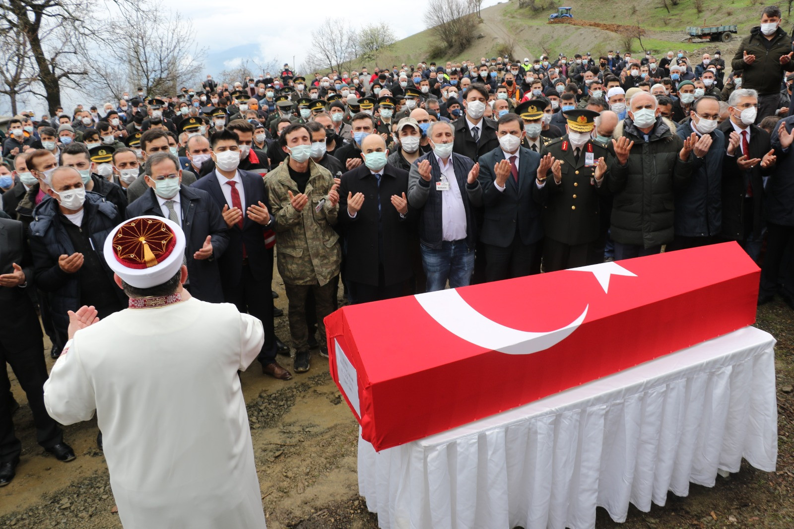 Şehit Uzman Çavuş Aygün Çakar son yolculuğuna uğurlandı - Resim : 4