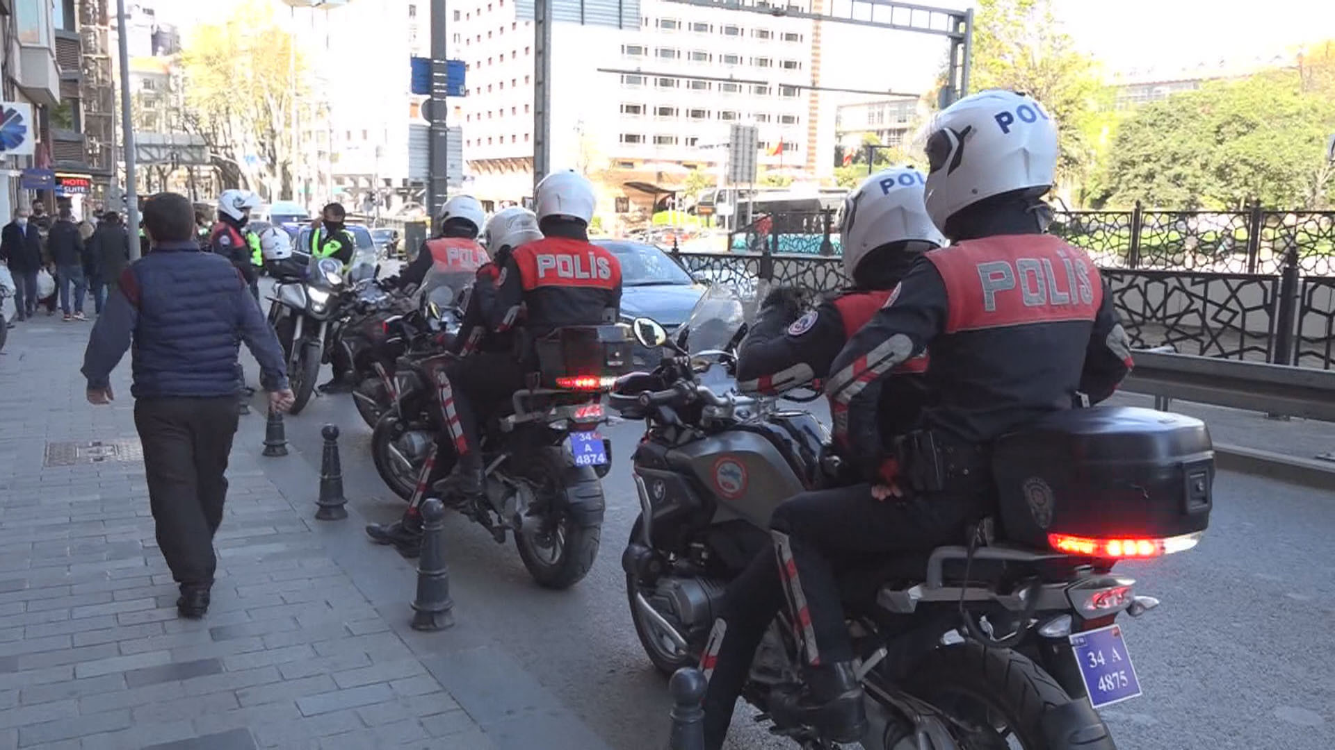 Banka şubesinde bıçaklı saldırgan paniği - Resim : 3