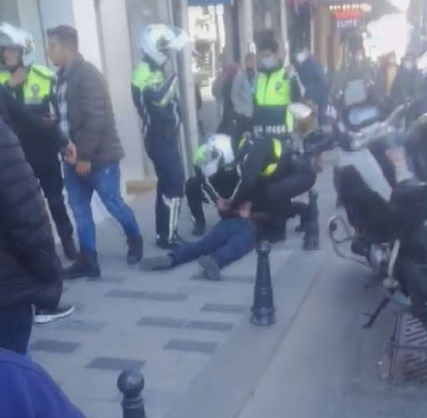 Banka şubesinde bıçaklı saldırgan paniği - Resim : 1