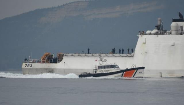 Çanakkale Boğazı'ndan geçen ABD Donanması'na ait gemide dikkat çeken görüntü. Askerler hemen telefonlarına sarıldı - Resim : 3
