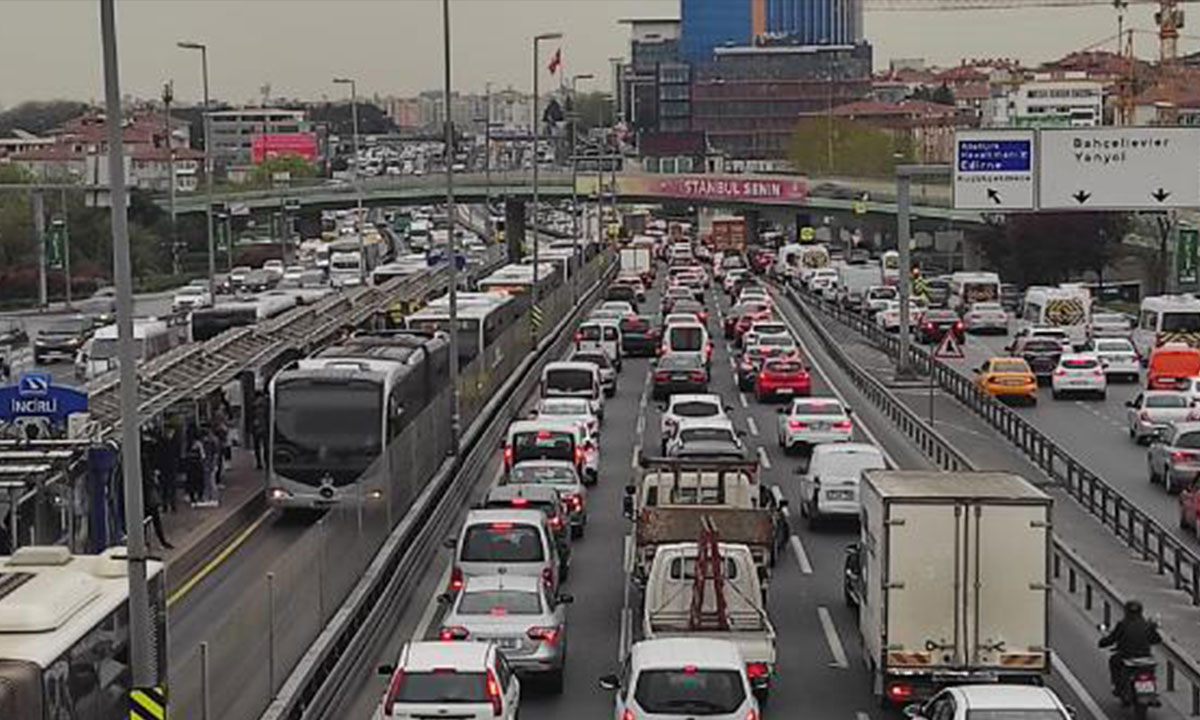 Tam kapanma öncesi İstanbul''da trafik kilitlendi. Yoğunluk yüzde 81''e ulaştı
