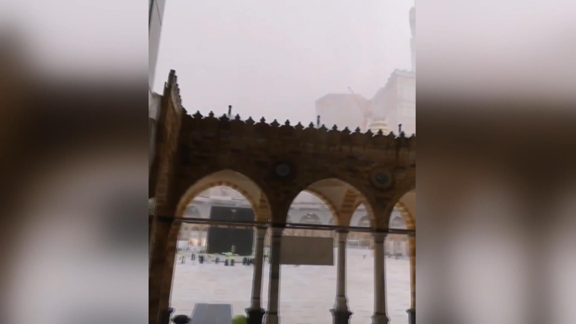 Mekke'yi önce dolu sonra sel vurdu - Resim : 3