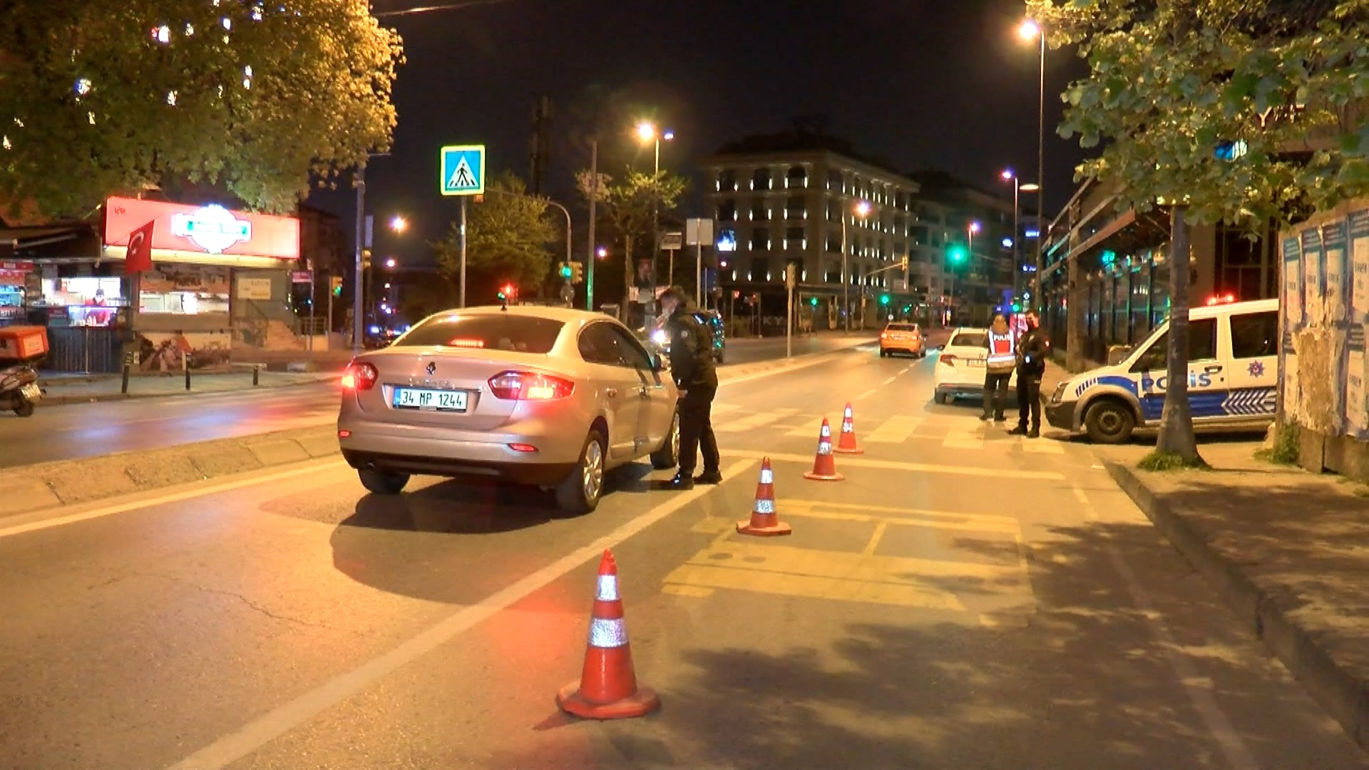 Kapanmanın ilk cezaları kesilmeye başlandı - Resim : 1