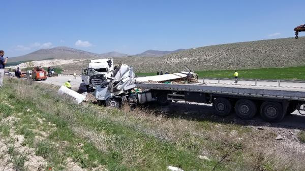 Boş yolda 2 TIR kafa kafaya çarpıştı - Resim : 13