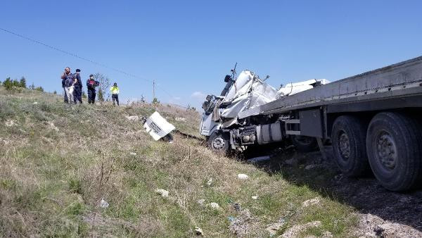 Boş yolda 2 TIR kafa kafaya çarpıştı - Resim : 12