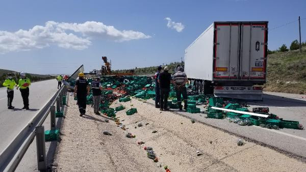 Boş yolda 2 TIR kafa kafaya çarpıştı - Resim : 9