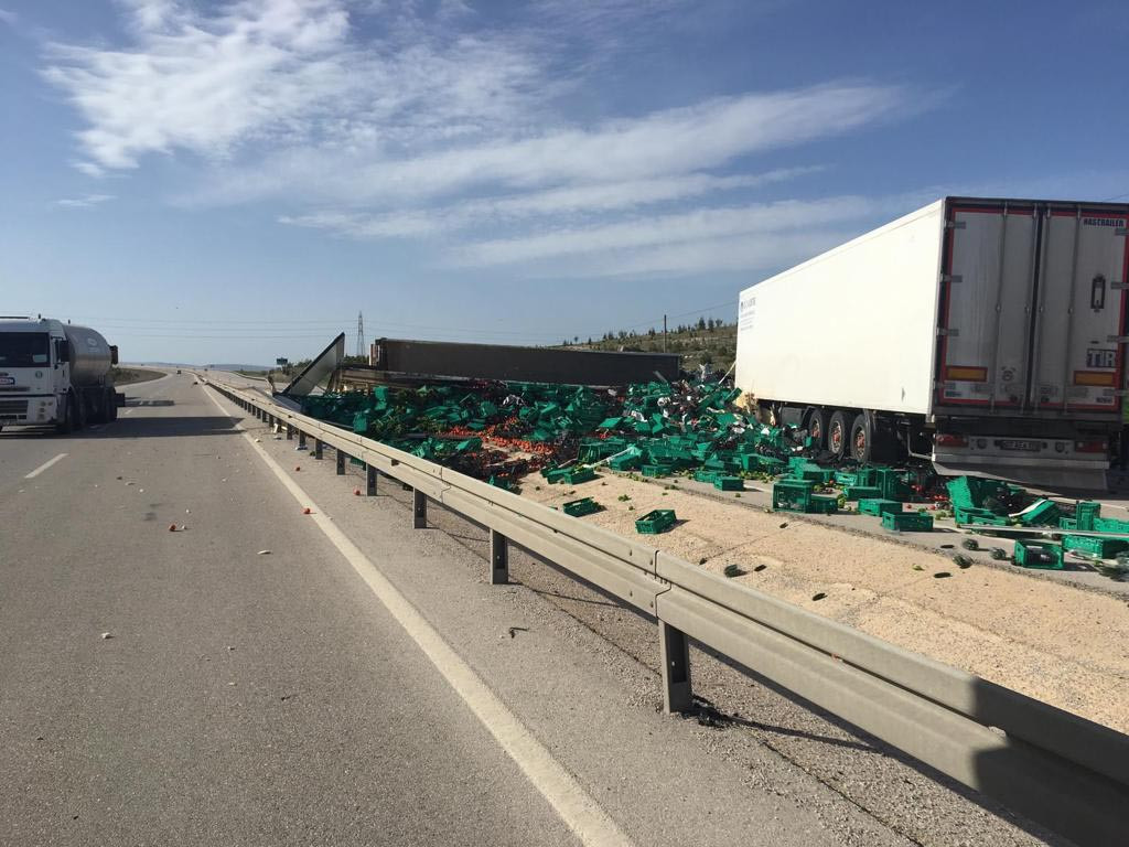 Boş yolda 2 TIR kafa kafaya çarpıştı - Resim : 7