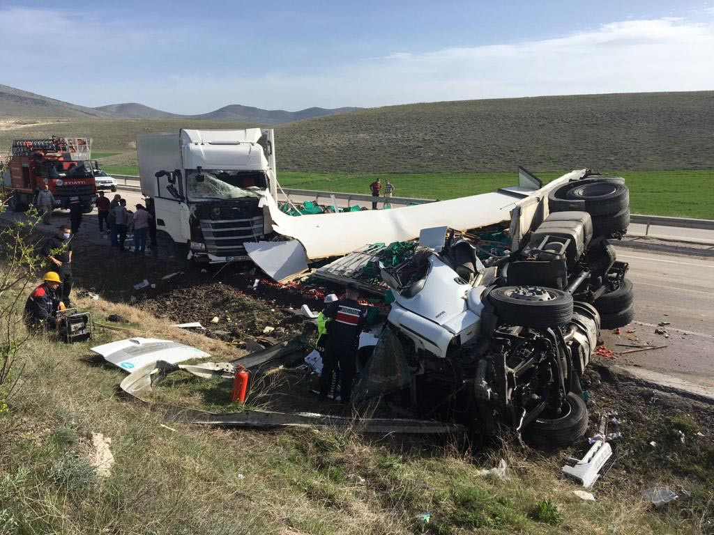 Boş yolda 2 TIR kafa kafaya çarpıştı - Resim : 2