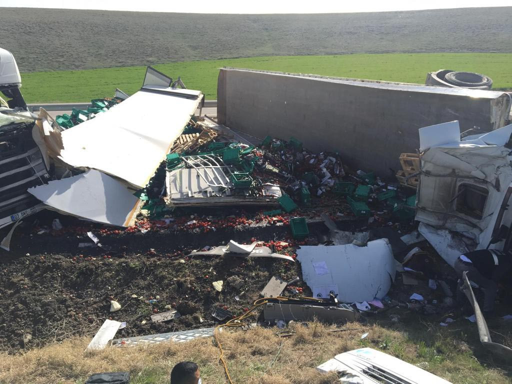 Boş yolda 2 TIR kafa kafaya çarpıştı - Resim : 1