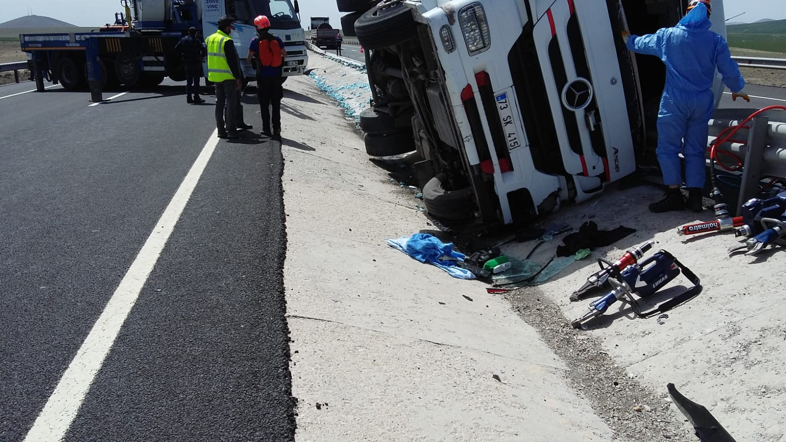 Niğde'de limon yüklü TIR devrildi, sürücü hayatını kaybetti - Resim : 2