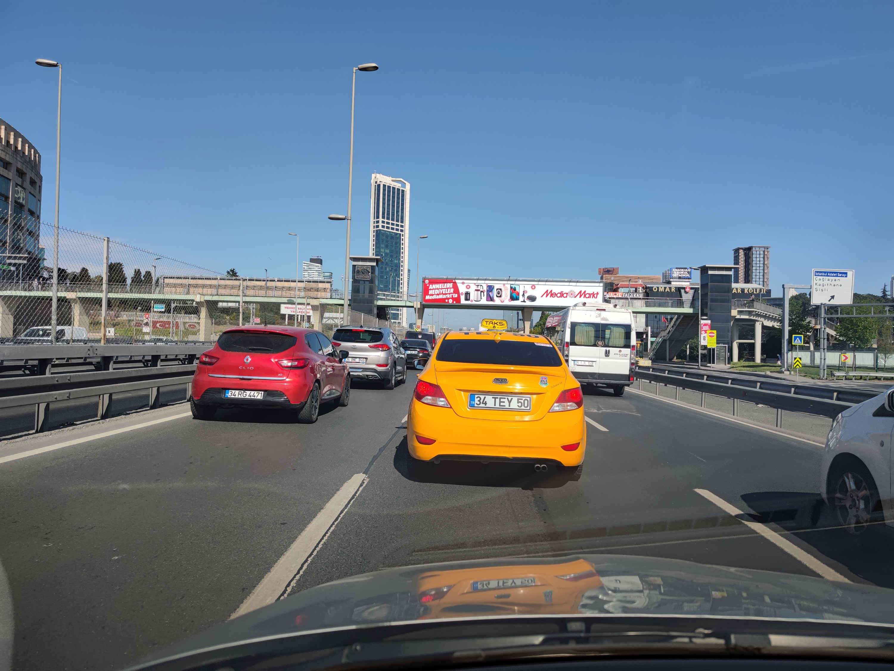 Mecidiyeköy köprü girişinde trafik durdu. Tam kapanmanın 6. günü saat 16.37 - Resim : 2